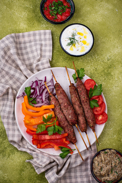 Lula kebab, Παραδοσιακό τουρκικό ή λευκό πιάτο - Φωτογραφία, εικόνα