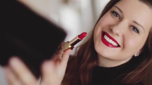 Okouzlující večerní make-up nápad, portrét ženy s červenou rtěnkou make-up, ženské krásy vlogger, francouzský elegantní styl, make-up a kosmetický výrobek - Záběry, video