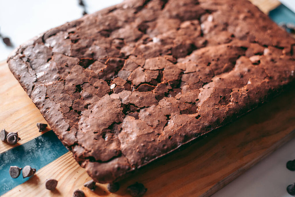 Frissen sült aromás csokis brownie - Fotó, kép
