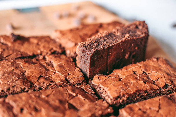 Freshly baked aromatic chocolate brownie - Foto, afbeelding