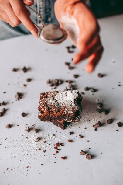 Vers gebakken aromatische chocolade brownie - Foto, afbeelding