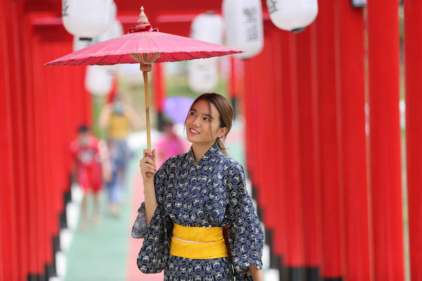  donna in kimono che entra nel santuario, nel giardino giapponese. - Foto, immagini