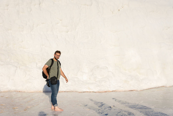 Mutlu turist çıplak ayakla Pamukkale 'de havuzda yürüyordu. - Fotoğraf, Görsel