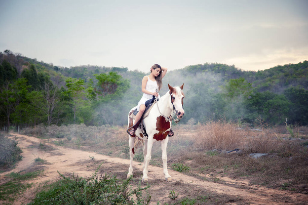 Mulher com cavalo em pé no campo - Foto, Imagem