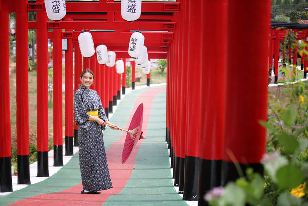  Frau im Kimono beim Betreten des Schreins im japanischen Garten. - Foto, Bild