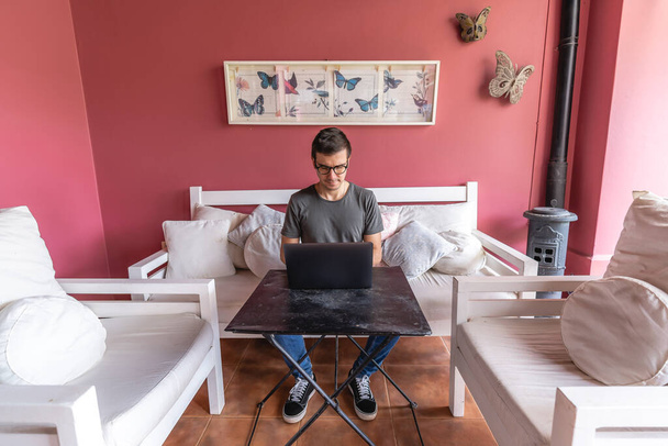 joven que trabaja con el ordenador portátil - concepto de trabajo en casa - Foto, imagen