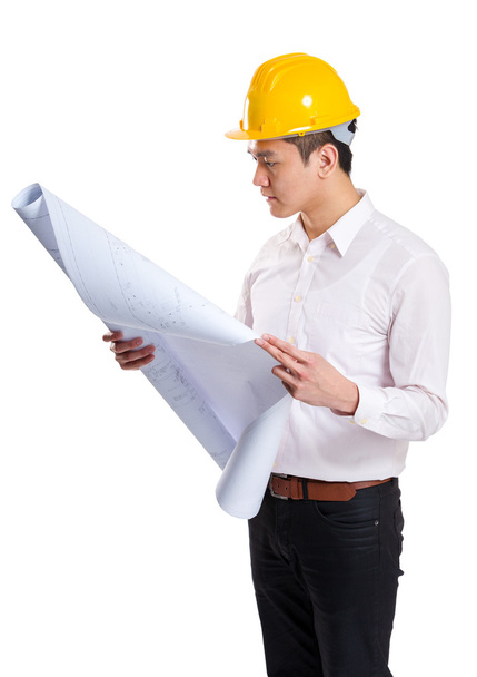 Bauarbeiter betrachten Grundrisszeichnung   - Foto, Bild
