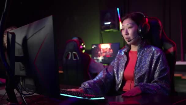 Gefrustreerde meisje gamer verliest het spel, verwijdert de headset en verlaat het speelveld - Video