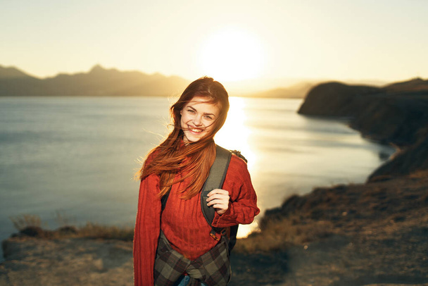 γυναίκα πεζοπόρος φύση ταξίδι τοπίο περιπέτεια ηλιοβασίλεμα - Φωτογραφία, εικόνα