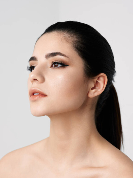 pretty woman with makeup on face bared shoulders close-up side view - Fotoğraf, Görsel