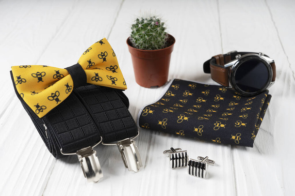 Samenstelling van zakelijke accessoires voor mannen in vintage stijl - strikje, bretels, zakdoek en manchetknopen. - Foto, afbeelding