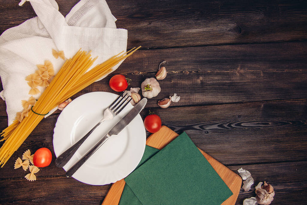 italialainen keittiö ainekset ruoanlaittoon kirsikkatomaatit valkosipuli pasta - Valokuva, kuva