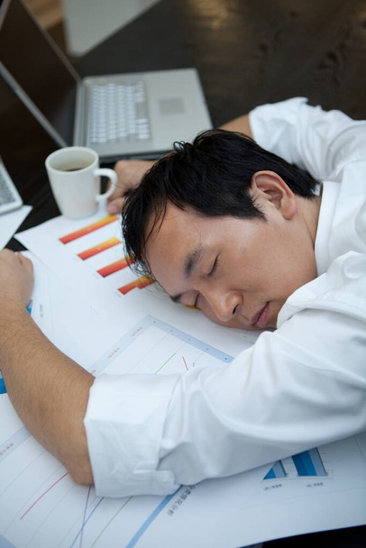 tired businessman sleeping in office - Foto, Imagen