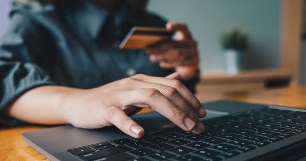 Fermer femme à la maison shopping en ligne avec carte de crédit et ordinateur portable - Photo, image