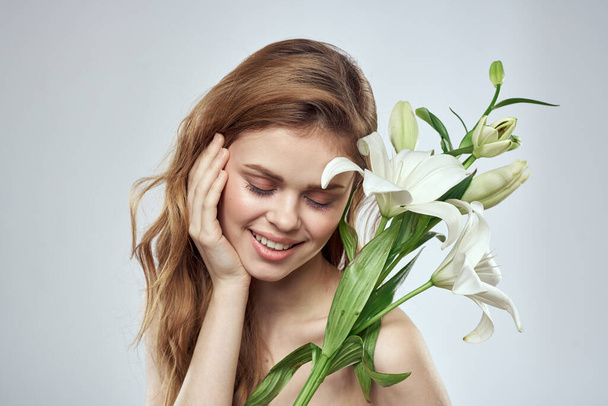 κορίτσι με λουλούδια περικοπή πορτρέτο άποψη close-up άνοιξη γυμνά ώμους σαφές δέρμα Make Up - Φωτογραφία, εικόνα