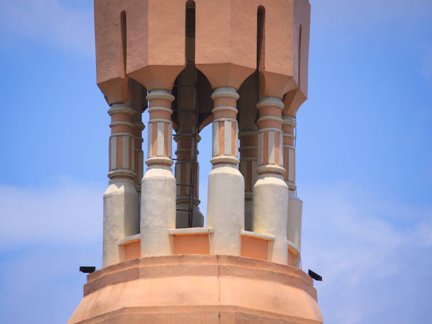minareti di moschea e architettura edificio a cupola con caratteristici edifici artistici. - Foto, immagini