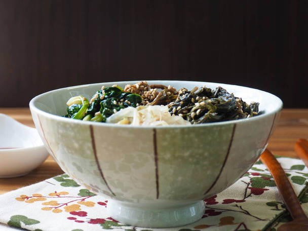 Comida tradicional coreana Arroz misturado com legumes, verdes selvagens - Foto, Imagem