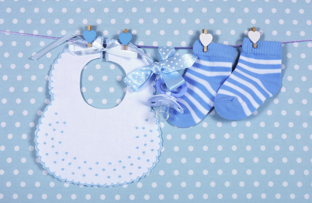 bebek erkek çocuk odası mavi çorap ve önlük ile asılı kukla emzik - Fotoğraf, Görsel