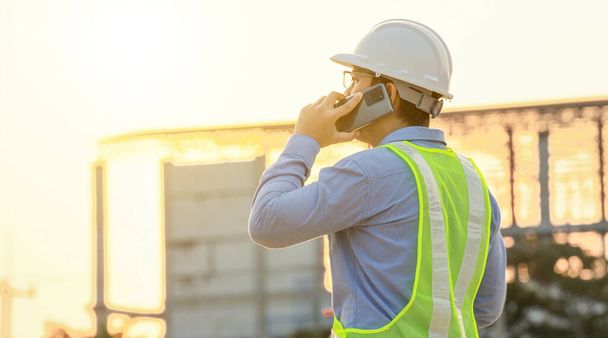 Ingeniero hablar en el teléfono móvil en el sitio de construcción - Foto, imagen