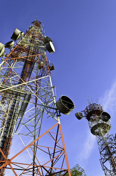 torres de telecomunicações com céu azul - Foto, Imagem