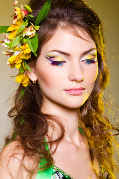 Woman with flowers in hair - Foto, afbeelding
