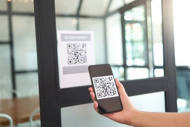 Qr-Code-Zahlung. E-Wallet. Mann scannt Tag akzeptiert erzeugen digitales Bezahlen ohne Geld. Scannen QR-Code Online-Shopping bargeldloses Technologie-Konzept - Foto, Bild