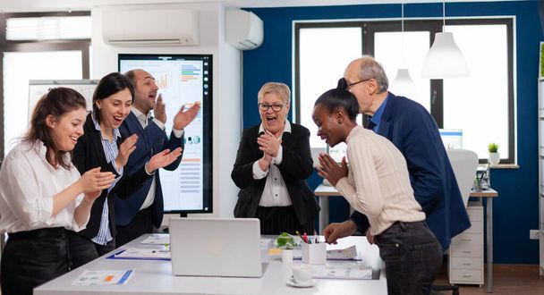 Motivado feliz diverso equipo de negocios gente aplaudiendo celebrando - Foto, Imagen