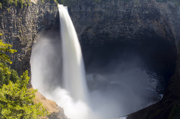 Wodospad Helmcken Falls (141 m) na rzece Murtle w obrębie Wells Gray Provincial Park w Kolumbii Brytyjskiej w Kanadzie. Helmcken Falls jest czwartym co do wielkości wodospadem w Kanadzie, mierzonym całkowitym spadkiem prosto bez przerwy. - Zdjęcie, obraz