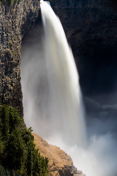 Helmcken Falls é uma cachoeira de 141 m no Murtle River dentro do Wells Gray Provincial Park na Colúmbia Britânica, Canadá. Helmcken Falls é a quarta maior cachoeira do Canadá, medida pela queda total reta sem uma pausa. - Foto, Imagem