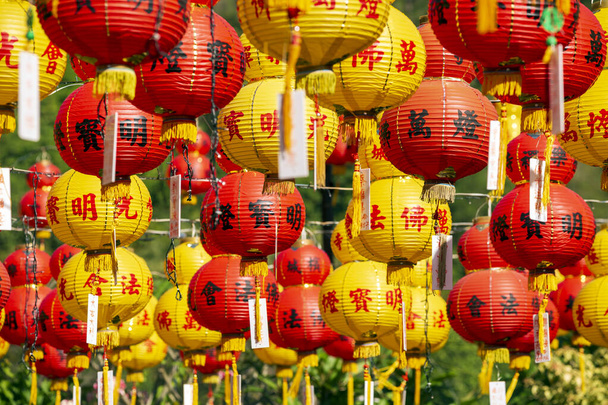 Temple chinois Kek Lok Si décoré avec des lanternes en papier chinois pour le Nouvel An chinois. Temple Kek Lok Si est situé près de Georgetown, Penang, Malaisie. - Photo, image
