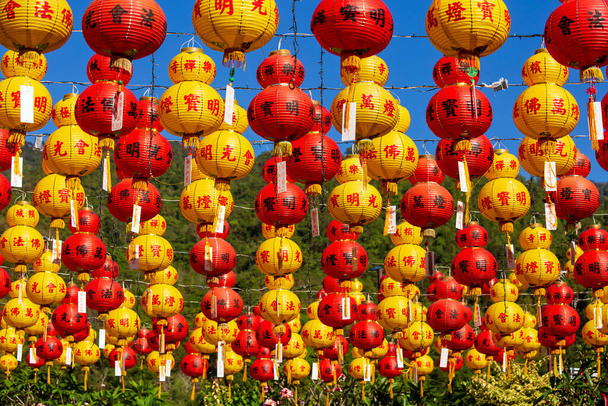 Kek Lok Si čínský chrám zdobený čínskými papírovými lucernami na čínský Nový rok. Kek Lok Si Temple se nachází v blízkosti Georgetown, Penang, Malajsie. - Fotografie, Obrázek