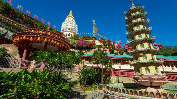 Kek Lok Si Tempio cinese decorato con lanterne di carta cinese per il capodanno cinese. Kek Lok Si Temple si trova vicino a Georgetown, Penang, Malesia. - Foto, immagini