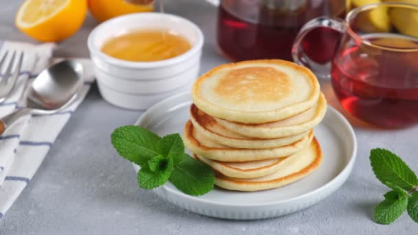 Pfannkuchen mit Honig. Leckeres süßes Frühstücksbuffet, 4K Filmmaterial - Filmmaterial, Video