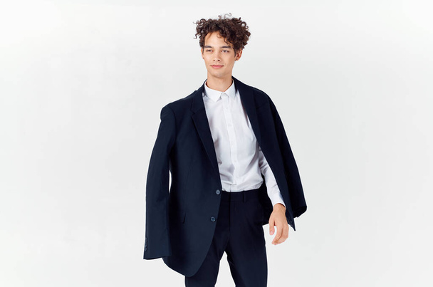  Teenager im klassischen Anzug mit Jacke in der Hand und leicht ausgeschnittener Hose  - Foto, Bild