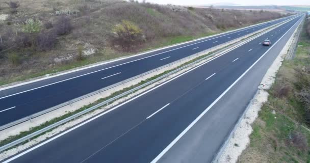 4K Aerial shot of Highway. Coches y camiones que circulan por la carretera - Metraje, vídeo