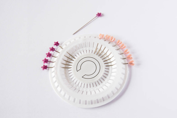 pin stacking wheel. pink and red pins - Zdjęcie, obraz