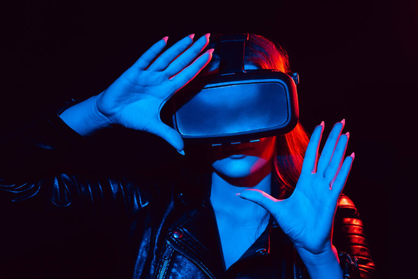 Chica con gafas de realidad virtual. Concepto de futuras tecnologías futuristas de realidad aumentada - Foto, Imagen