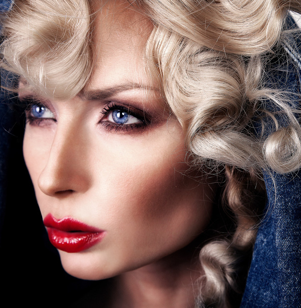 Beauty portrait of attractive blonde girl - Valokuva, kuva