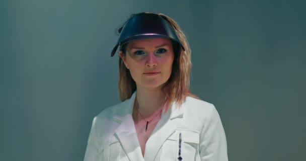Frau blickt direkt in die Kamera und rutscht gegen modernen Coronavirus-Gesichtsschutz - Filmmaterial, Video