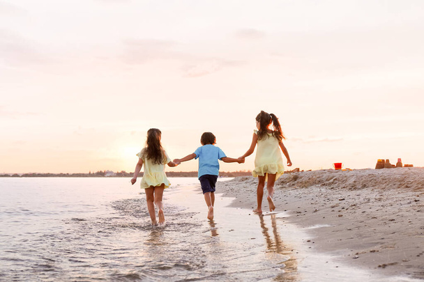 Kleine Kinder haben Spaß am Strand - Foto, Bild