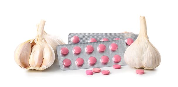 Friss fokhagyma tablettákkal fehér háttér - Fotó, kép