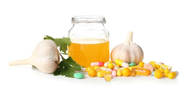 Egészséges termékek tabletták fehér alapon - Fotó, kép