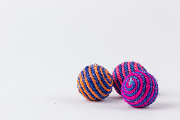 hračka míč pro malé kotě izolovaných na bílém pozadí - Fotografie, Obrázek