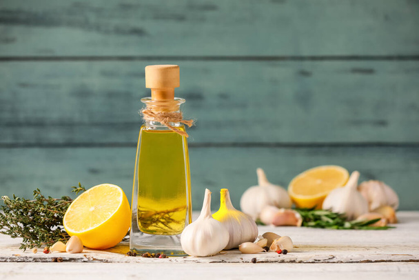 Bottle of garlic oil on wooden background - Fotografie, Obrázek