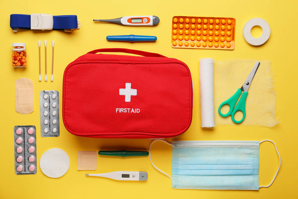 First aid kit on color background - Foto, afbeelding