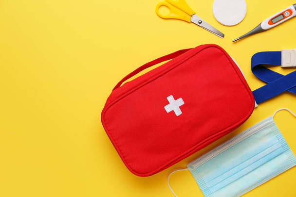 First aid kit on color background - Foto, afbeelding