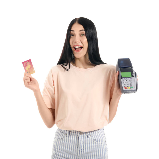 Giovane donna con terminale di pagamento e carta di credito su sfondo bianco - Foto, immagini