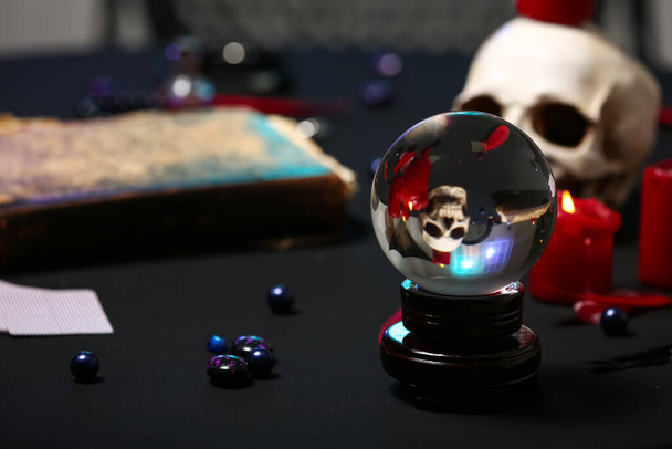 Boule de cristal de diseur de bonne aventure sur la table - Photo, image