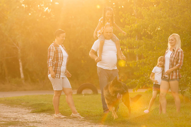 Perhe kävelevä koira Togetherness Luonto käsite - Valokuva, kuva