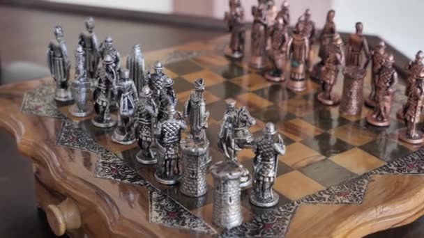 tablero de ajedrez lacado con piezas de metal - Imágenes, Vídeo